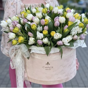 Круглая коробка с цветами Композиция в шляпной коробке из тюльпанов  "Летний сад"